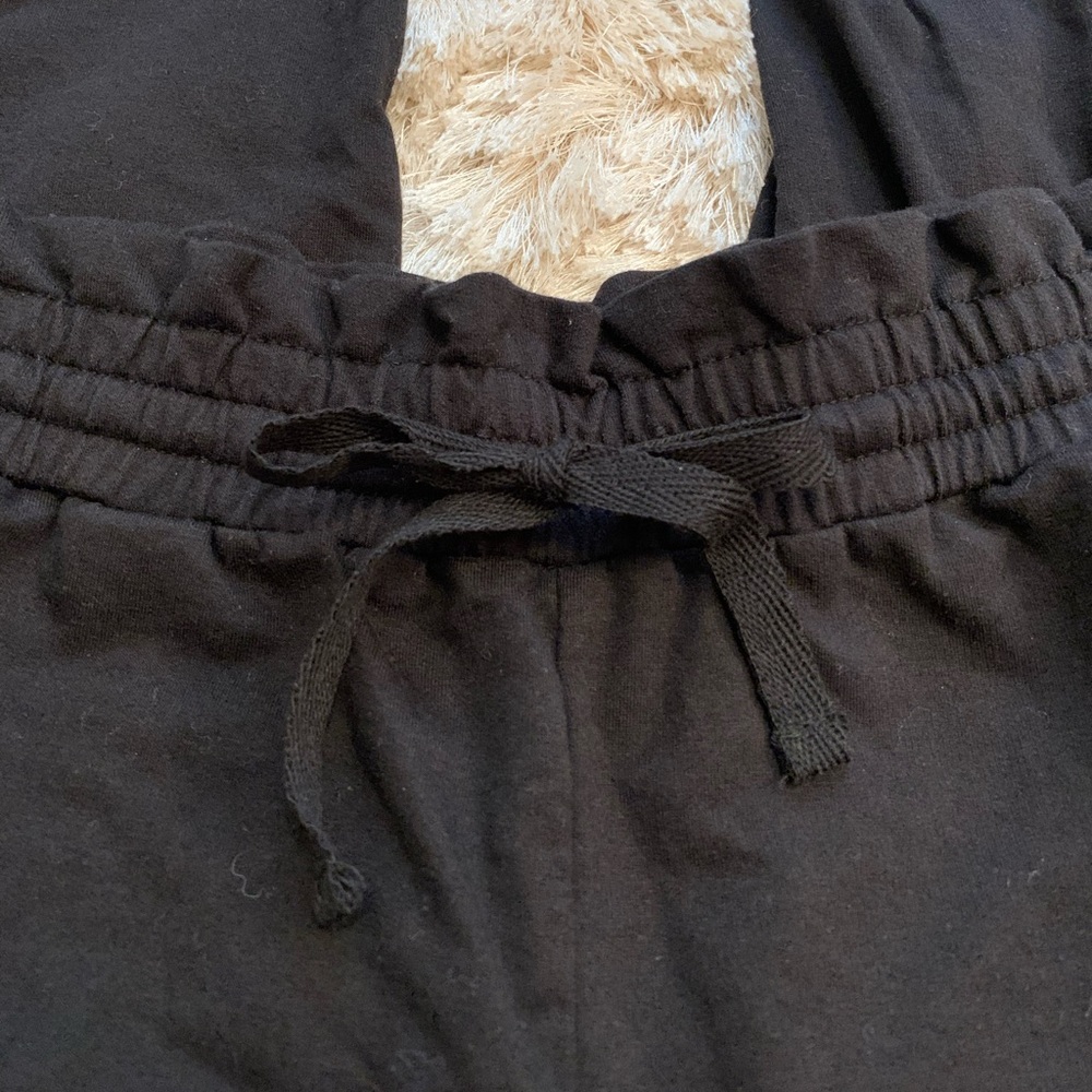 No Boundaries black sweatpants, Large. With pockets. Length 35”. Like new!